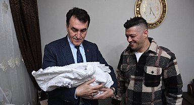Bebeğin kulağına ilk ezanı Başkan Dündar okudu