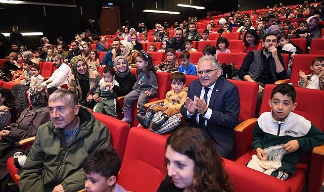 Büyükkılıç, miniklerin çocuk tiyatrosu mutluluğuna ortak oldu