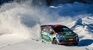 Buz kaplı zeminde nefes kesen yarış