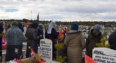 Depremde yaşamını yitirenler mezarları başında anıldı