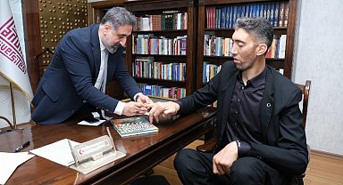 Dünyanın en uzun insanına dünyanın en büyük yüzüğü yapıldı