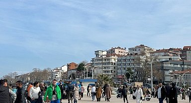 Düzce'de sıcak havayı fırsat bilen vatandaşlar sahile koştu