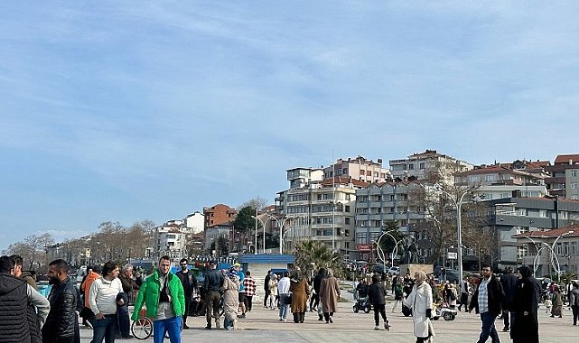 Düzce'de sıcak havayı fırsat bilen vatandaşlar sahile koştu