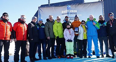 Erciyes'te heyecan dolu diplomatik kayak ve snowboard yarışı