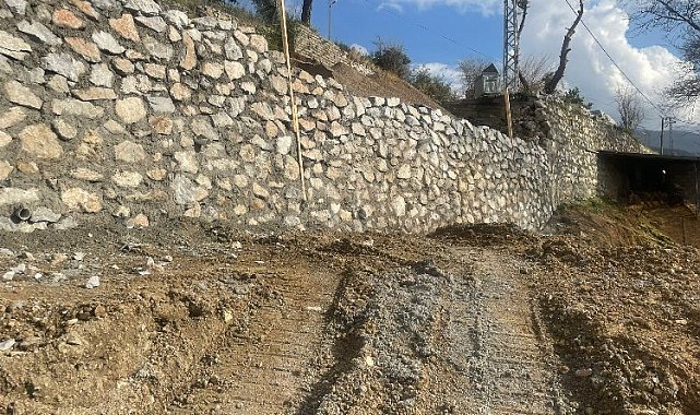 Hatay'da istinat duvarı çalışmaları devam ediyor