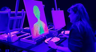 İstanbul'da karanlıkta resim atölyesi