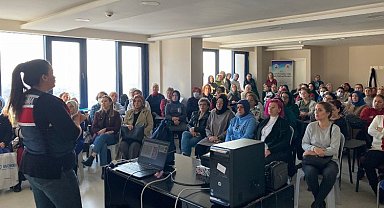 İZMEK kursiyerlerine farkındalık eğitimi verildi