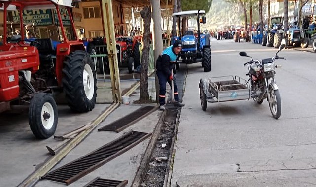 Kırkağaç'ta yağmursuyu ızgaraları temizlendi