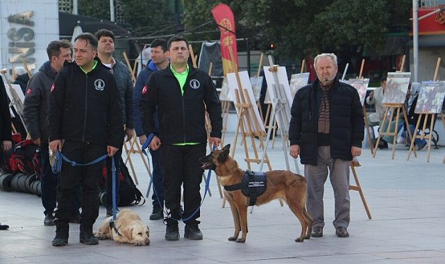Manisa'da depremde kaybedilen vatandaşlar anıldı