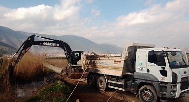 Manisa'da dere temizlik çalışmaları sürüyor