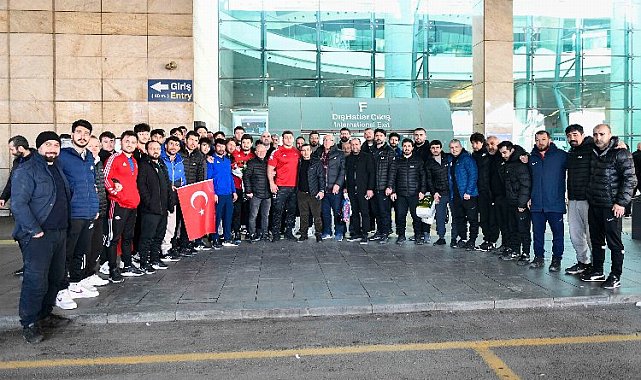 Milli güreşçiler yurda döndü