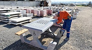 Muratpaşa'dan tekerlekli sandalye kullanımına uygun banklar