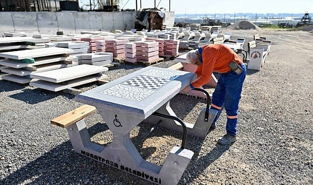 Muratpaşa'dan tekerlekli sandalye kullanımına uygun banklar