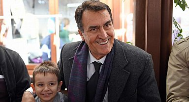 Mustafa Dündar'a pazarda yoğun ilgi