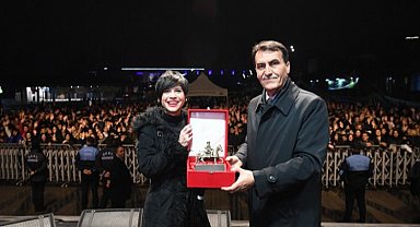 Aydilge şarkıları ve enerjisi ile Bursa'yı salladı