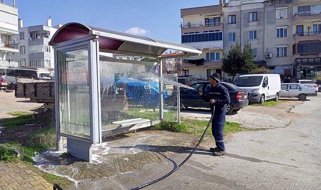 Ayvalık Belediyesi temizlik işleri çalışmalarını sürdürüyor