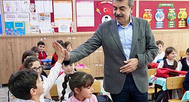 Bakan Tekin Tokat'ta öğrencilerle buluştu