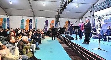 Başkan Büyükkılıç'tan "uzun İnce Bir Yoldayım" performansı