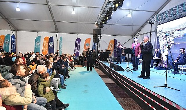Başkan Büyükkılıç'tan "uzun İnce Bir Yoldayım" performansı