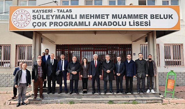 Başkan Yalçın öğrencilerin tiyatro gösterisini izledi