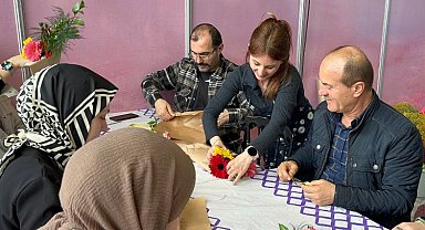 Beyler Kadın Festivali'nde eşlerine çiçek yaptı
