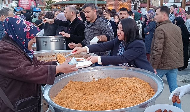 Bilecik Pazaryeri'nde 5 bin kişi aynı sofrada oruç açtı