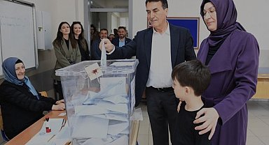 Bursa Osmangazi'de Başkan Dündar oyunu ailesiyle kullandı