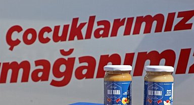 Çocuklar Halk Mama ile besleniyor