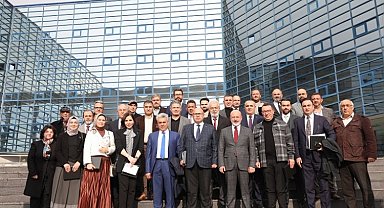  Çolakbayrakdar'dan meclis üyelerine plaket