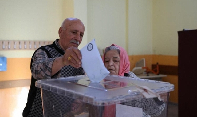 Deprem bölgesinde seçmenler sandık başına gitti
