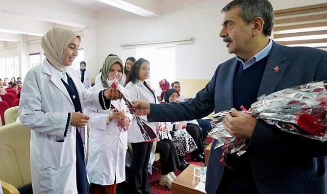 Erzurum'da çiçekler Bakan Tekin'den