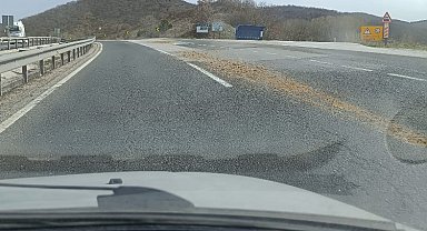 Hafriyat yüklü kamyondan dökülen kumları sürücülere zor anlar yaşattı