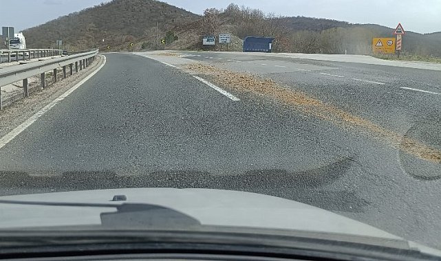Hafriyat yüklü kamyondan dökülen kumları sürücülere zor anlar yaşattı