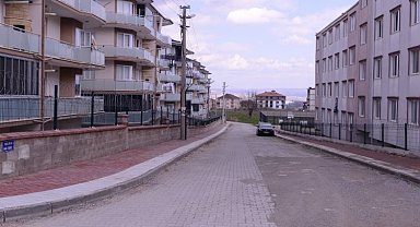 İnegöl Yeniceköy'de yol kaplama ve tretuvar çalışması