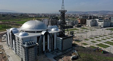 Kartepe Kent Meydanı Camii'ne çelik minare