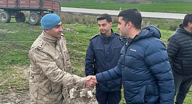 Kaymakam Sevgili Yunan sınırında Mehmetçik ile oruç açtı