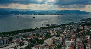 Kırmızıya dönen İzmit Körfezi'nde inceleme