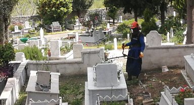 Muğla'da bayram öncesi mezarlık temizliği