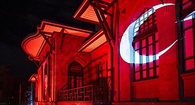 Sembolik mekânlar kırmızı-beyaza büründü