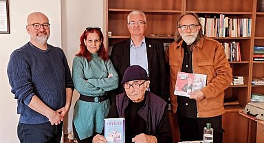 TİP yöneticileri Karşıyakalı Yazar Zeki Büyüktanır'ı ziyaret etti