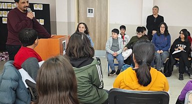 Tiyatro ve Drama Eğitmeni Gökmen Okdayan öğrencilerle buluştu.