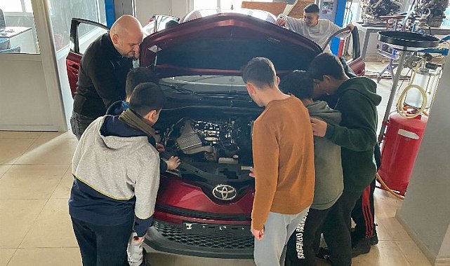 Toyota'dan afet bölgesindeki 20 okula ekipman desteği