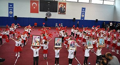 23 Nisan coşkusu salonlara sığmadı