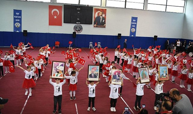 23 Nisan coşkusu salonlara sığmadı