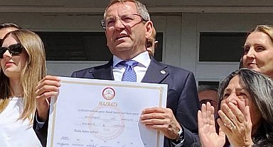 Ayvalık Belediye Başkanı Mesut Ergin mazbatasını aldı