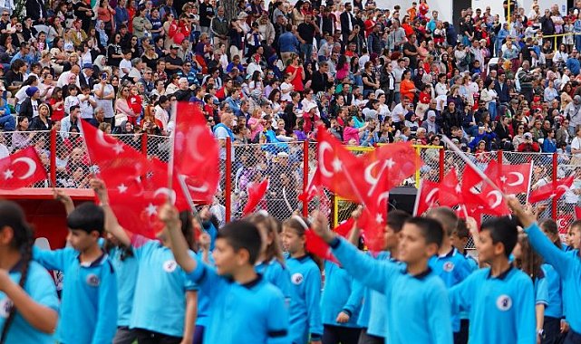 Ayvalık'ta coşkulu kutlama