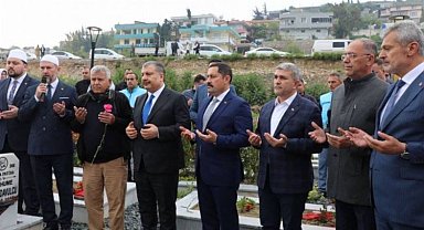 Bakan Koca Ve Başkan Öntürk deprem şehitliğini ziyaret etti