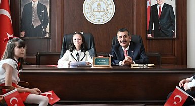 Bakan Tekin koltuğunu 11 yaşındaki Irmak'a devretti