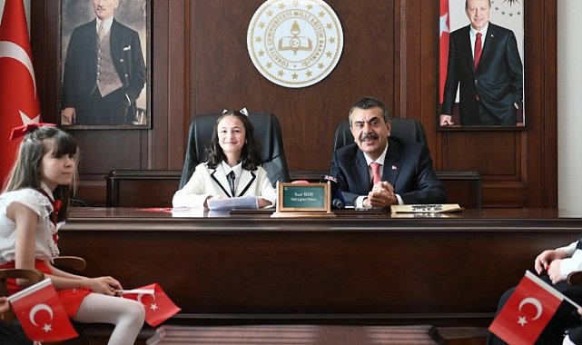 Bakan Tekin koltuğunu 11 yaşındaki Irmak'a devretti