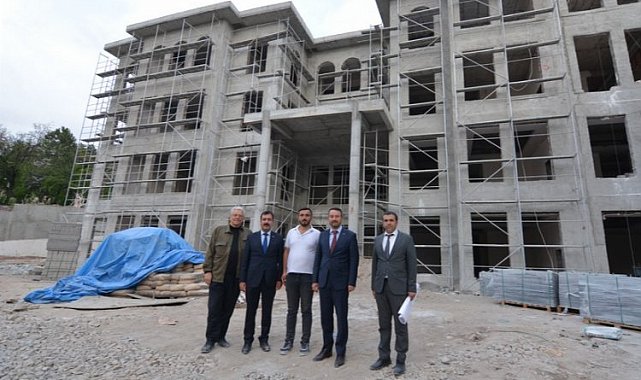Başkan Adnan Öztaş yeni belediye binasının inşaatını inceledi